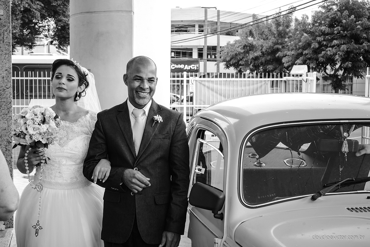 Lindo casamento ao ar livre de dia realizado por fotógrafos de casamento de Vila Velha fotógrafos de casamento de Vitória fotógrafos de casamento de Serra Espirito Santo ES com noivo e noiva