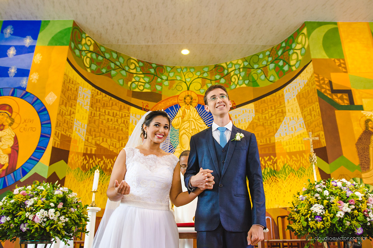 Lindo casamento ao ar livre de dia realizado por fotógrafos de casamento de Vila Velha fotógrafos de casamento de Vitória fotógrafos de casamento de Serra Espirito Santo ES com noivo e noiva