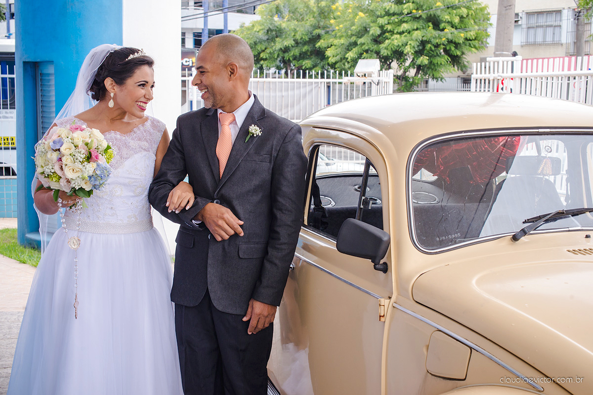 Lindo casamento ao ar livre de dia realizado por fotógrafos de casamento de Vila Velha fotógrafos de casamento de Vitória fotógrafos de casamento de Serra Espirito Santo ES com noivo e noiva