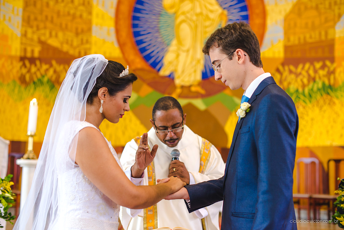 Lindo casamento ao ar livre de dia realizado por fotógrafos de casamento de Vila Velha fotógrafos de casamento de Vitória fotógrafos de casamento de Serra Espirito Santo ES com noivo e noiva