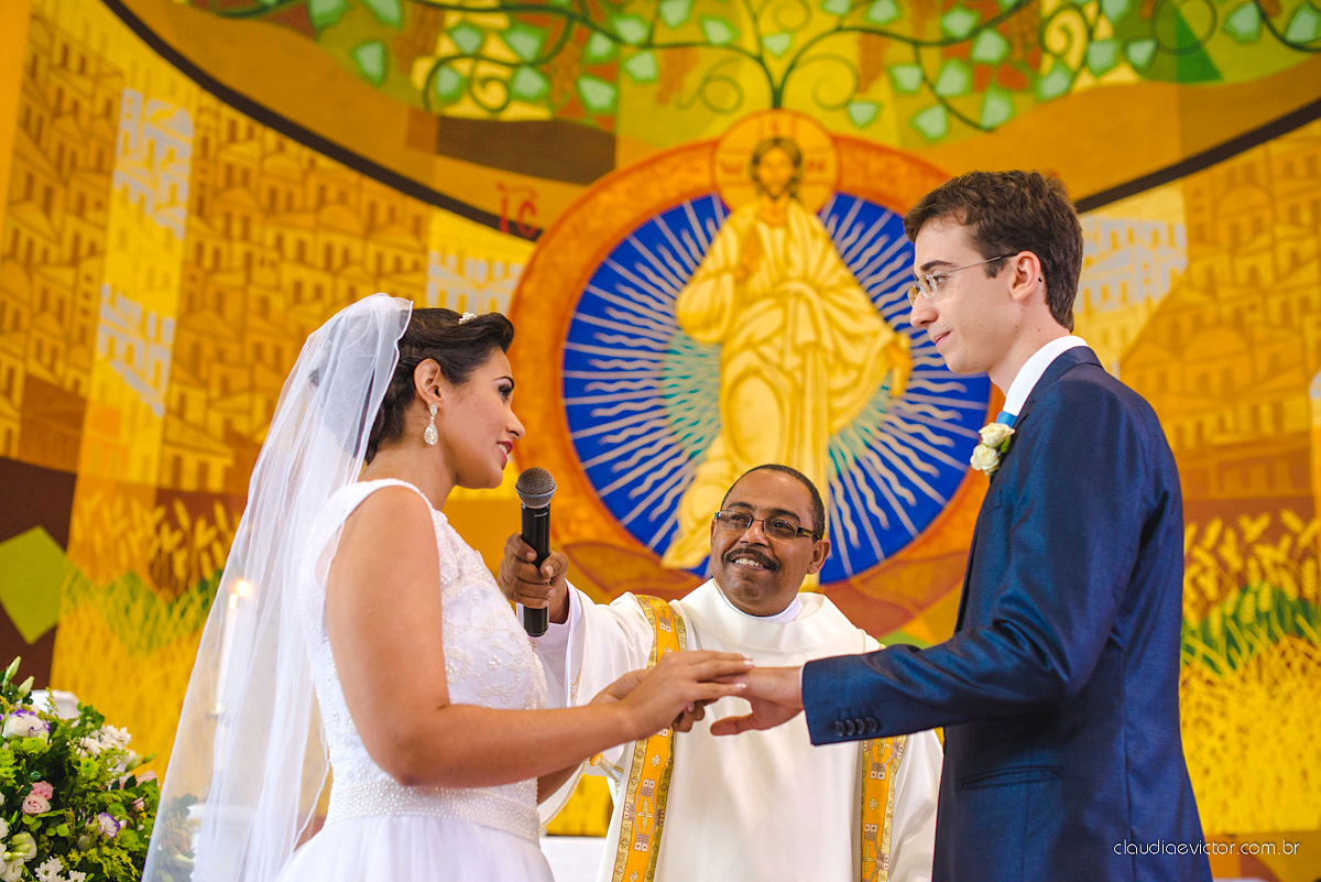 Lindo casamento ao ar livre de dia realizado por fotógrafos de casamento de Vila Velha fotógrafos de casamento de Vitória fotógrafos de casamento de Serra Espirito Santo ES com noivo e noiva