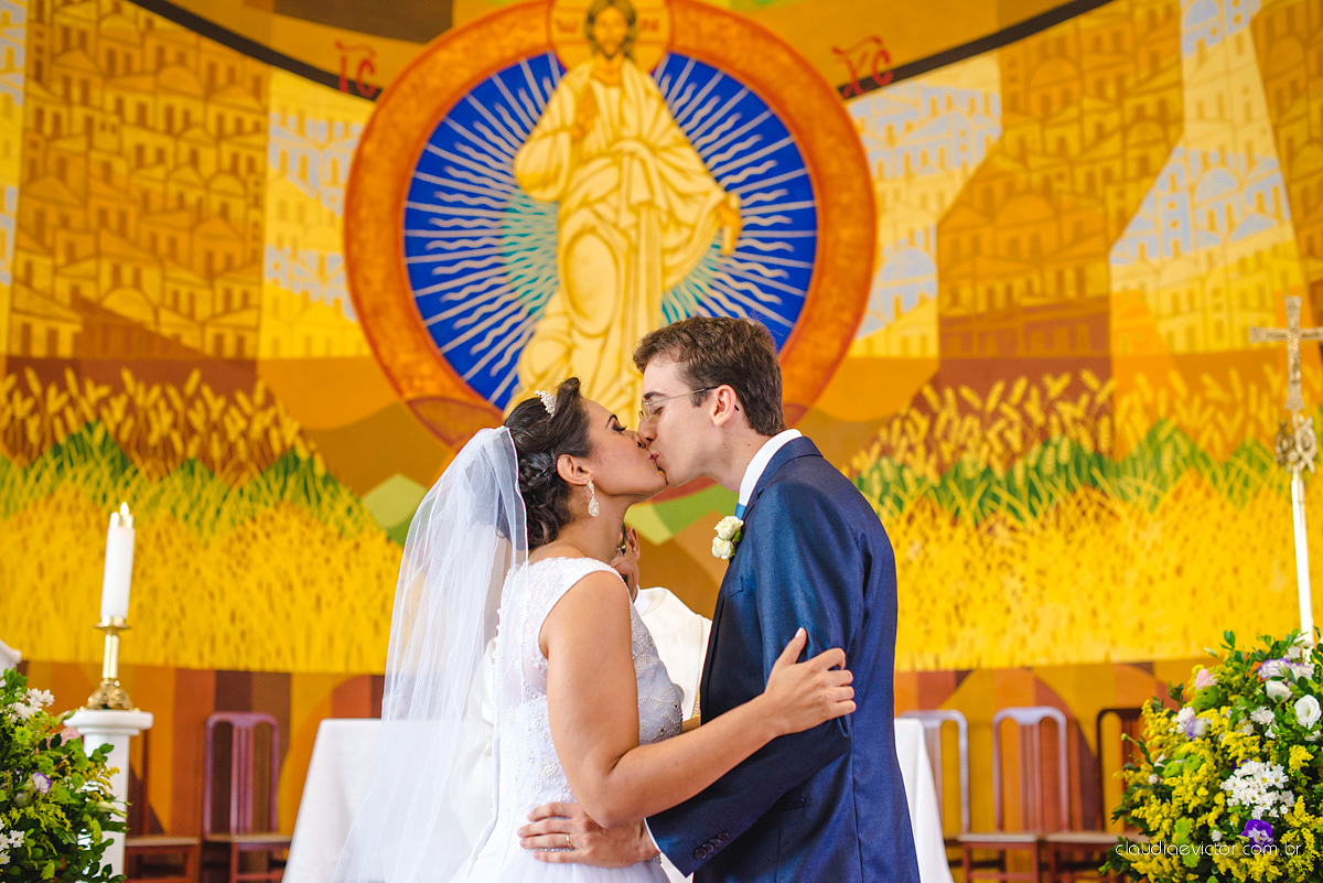 Lindo casamento ao ar livre de dia realizado por fotógrafos de casamento de Vila Velha fotógrafos de casamento de Vitória fotógrafos de casamento de Serra Espirito Santo ES com noivo e noiva