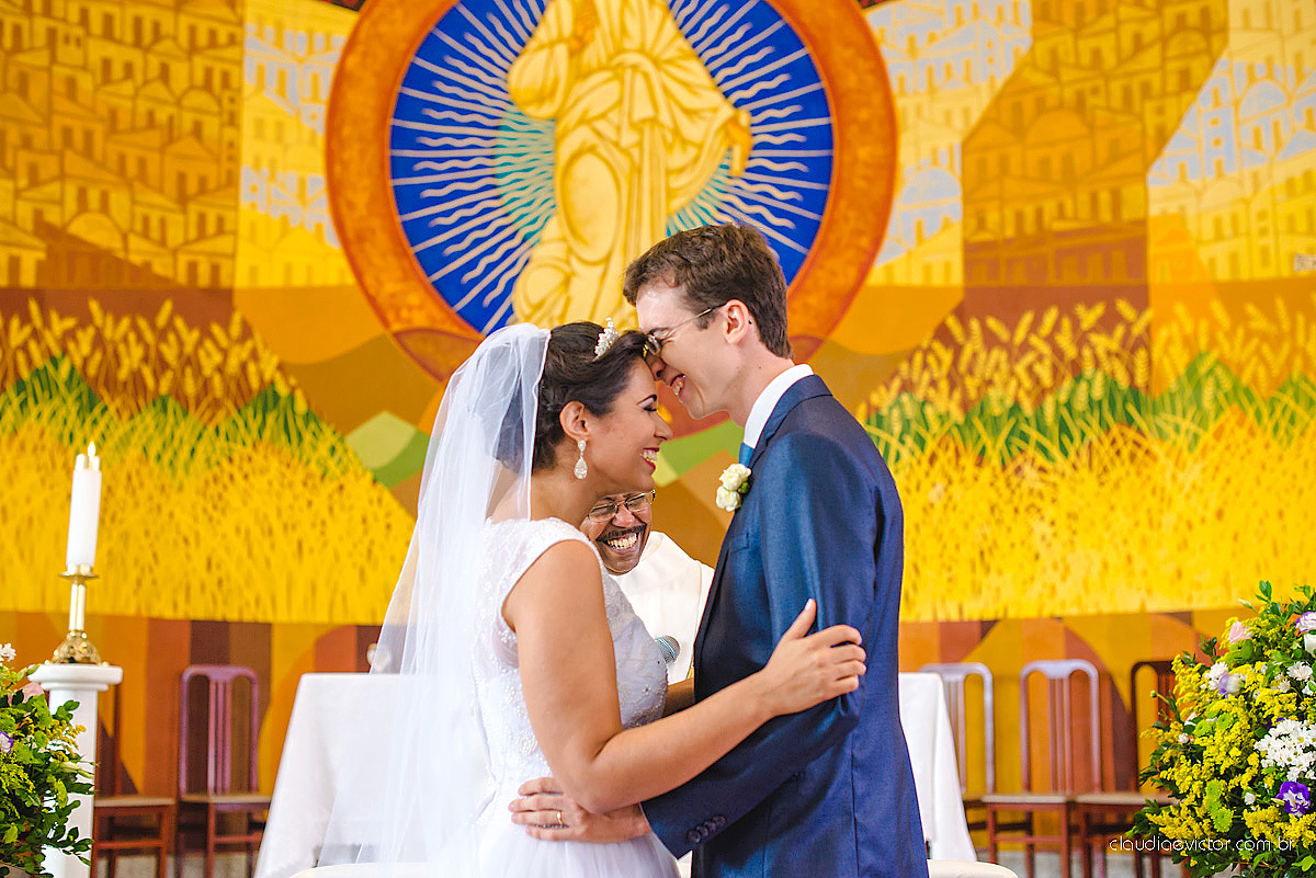 Lindo casamento ao ar livre de dia realizado por fotógrafos de casamento de Vila Velha fotógrafos de casamento de Vitória fotógrafos de casamento de Serra Espirito Santo ES com noivo e noiva