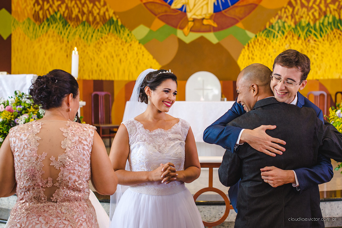Lindo casamento ao ar livre de dia realizado por fotógrafos de casamento de Vila Velha fotógrafos de casamento de Vitória fotógrafos de casamento de Serra Espirito Santo ES com noivo e noiva