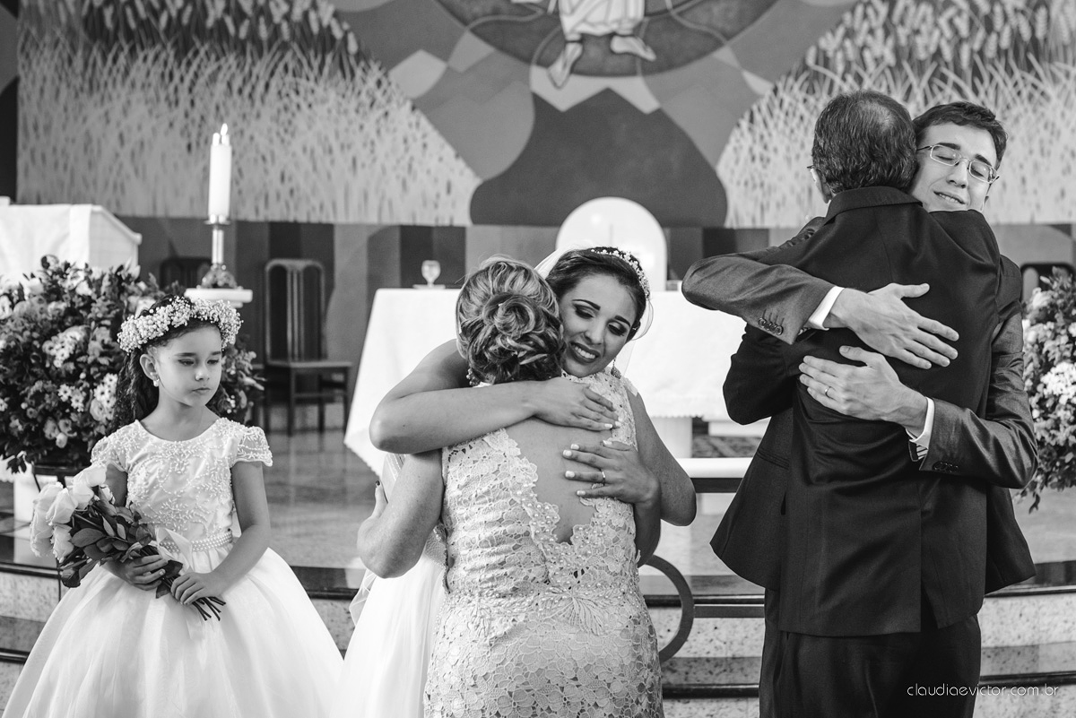 Lindo casamento ao ar livre de dia realizado por fotógrafos de casamento de Vila Velha fotógrafos de casamento de Vitória fotógrafos de casamento de Serra Espirito Santo ES com noivo e noiva