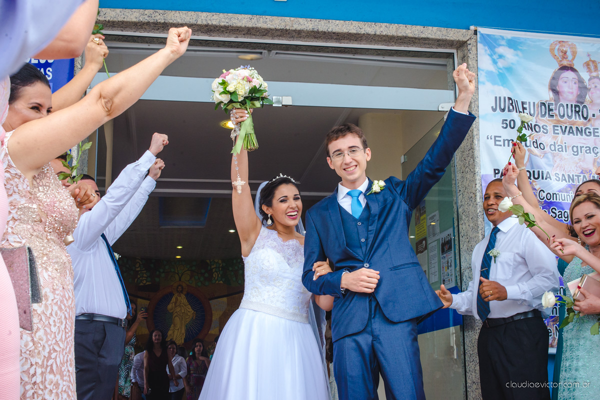 Lindo casamento ao ar livre de dia realizado por fotógrafos de casamento de Vila Velha fotógrafos de casamento de Vitória fotógrafos de casamento de Serra Espirito Santo ES com noivo e noiva