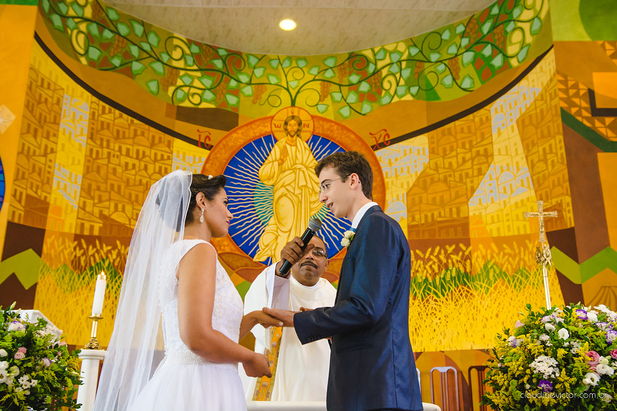 Lindo casamento ao ar livre de dia realizado por fotógrafos de casamento de Vila Velha fotógrafos de casamento de Vitória fotógrafos de casamento de Serra Espirito Santo ES com noivo e noiva