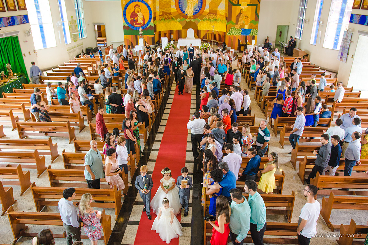 Lindo casamento ao ar livre de dia realizado por fotógrafos de casamento de Vila Velha fotógrafos de casamento de Vitória fotógrafos de casamento de Serra Espirito Santo ES com noivo e noiva