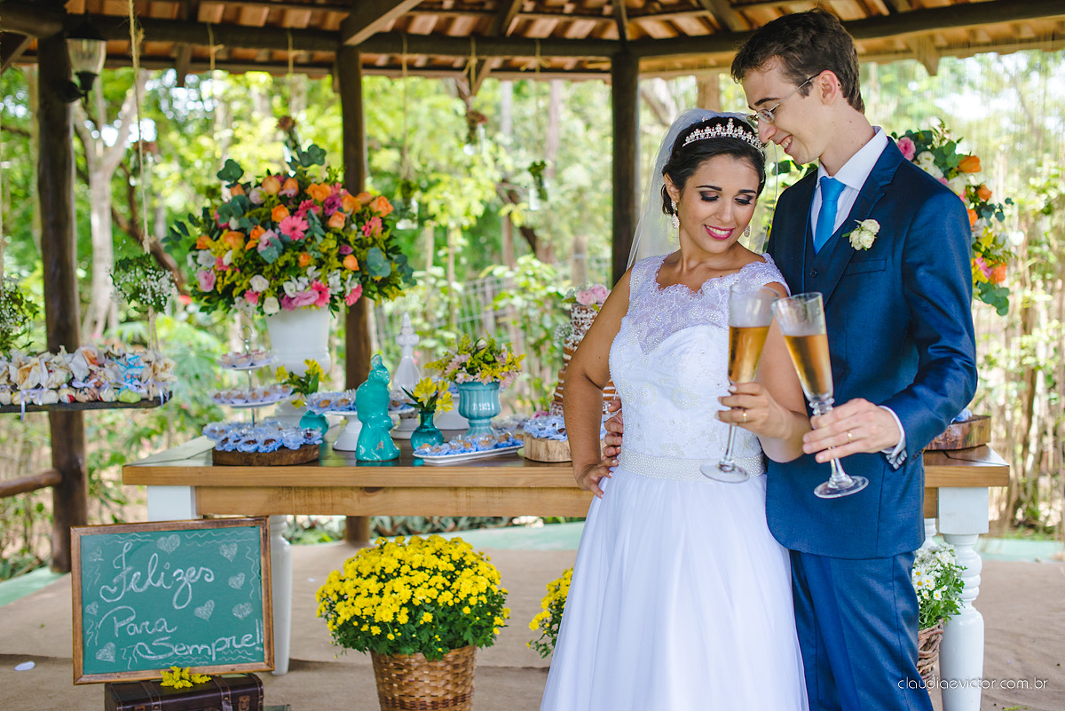 Lindo casamento ao ar livre de dia realizado por fotógrafos de casamento de Vila Velha fotógrafos de casamento de Vitória fotógrafos de casamento de Serra Espirito Santo ES com noivo e noiva