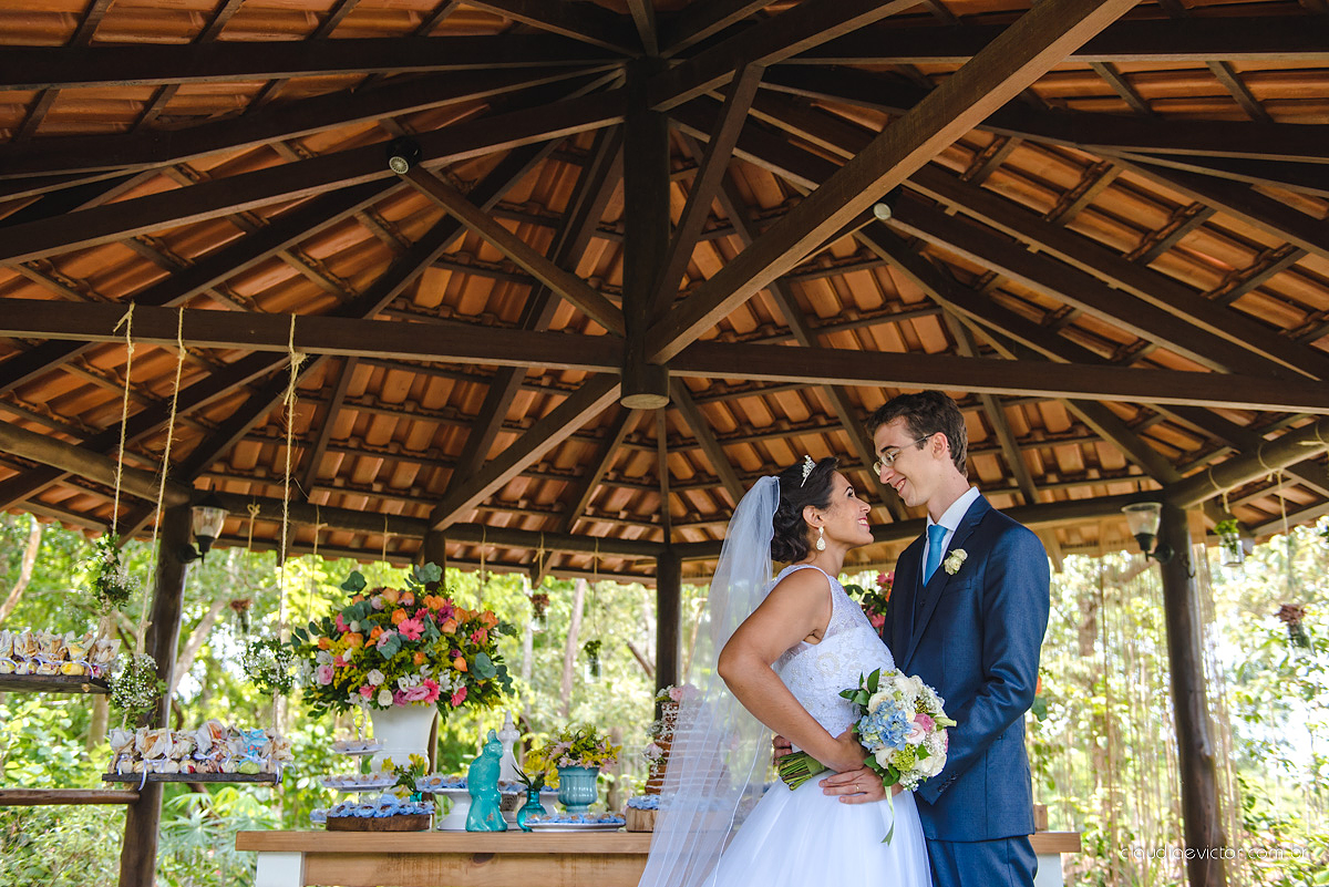 Lindo casamento ao ar livre de dia realizado por fotógrafos de casamento de Vila Velha fotógrafos de casamento de Vitória fotógrafos de casamento de Serra Espirito Santo ES com noivo e noiva