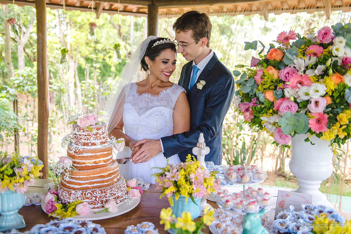 Lindo casamento ao ar livre de dia realizado por fotógrafos de casamento de Vila Velha fotógrafos de casamento de Vitória fotógrafos de casamento de Serra Espirito Santo ES com noivo e noiva