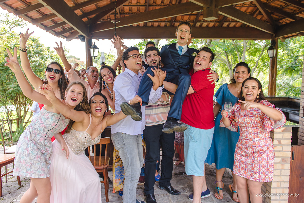 Lindo casamento ao ar livre de dia realizado por fotógrafos de casamento de Vila Velha fotógrafos de casamento de Vitória fotógrafos de casamento de Serra Espirito Santo ES com noivo e noiva