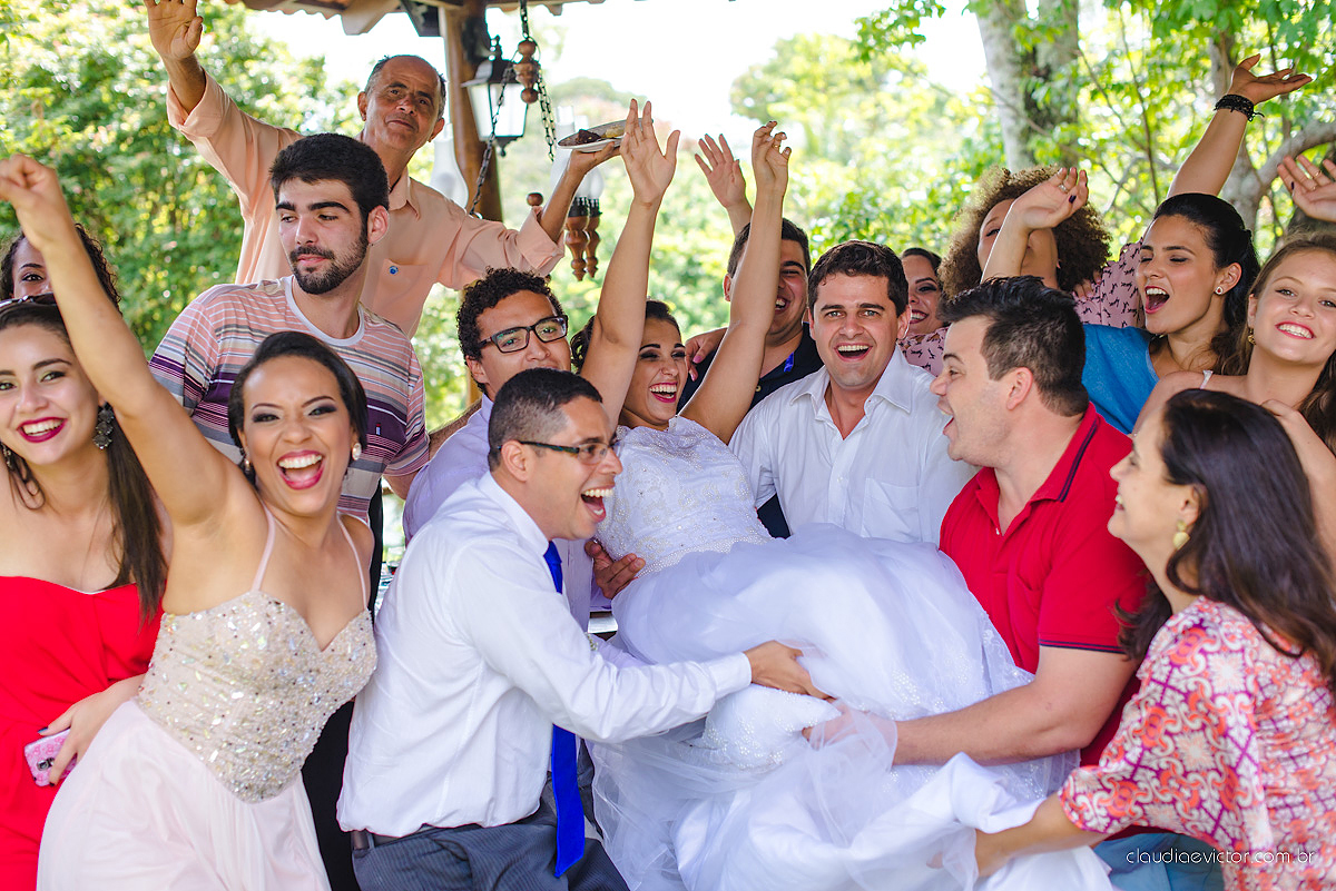 Lindo casamento ao ar livre de dia realizado por fotógrafos de casamento de Vila Velha fotógrafos de casamento de Vitória fotógrafos de casamento de Serra Espirito Santo ES com noivo e noiva