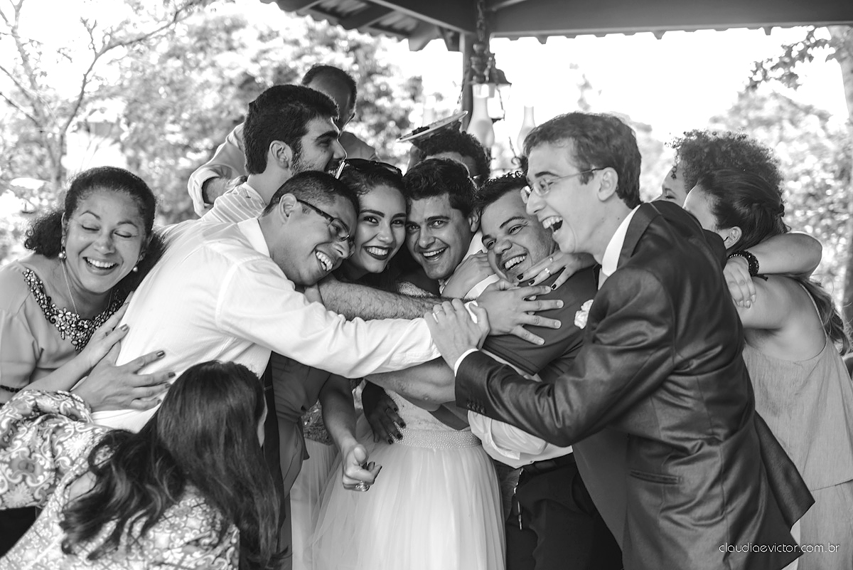 Lindo casamento ao ar livre de dia realizado por fotógrafos de casamento de Vila Velha fotógrafos de casamento de Vitória fotógrafos de casamento de Serra Espirito Santo ES com noivo e noiva