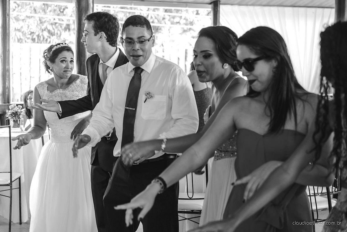 Lindo casamento ao ar livre de dia realizado por fotógrafos de casamento de Vila Velha fotógrafos de casamento de Vitória fotógrafos de casamento de Serra Espirito Santo ES com noivo e noiva