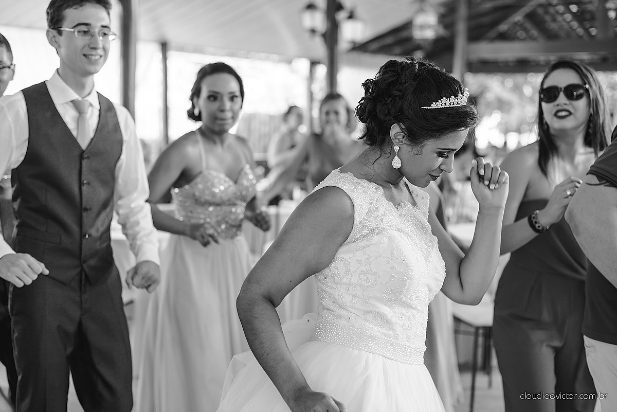 Lindo casamento ao ar livre de dia realizado por fotógrafos de casamento de Vila Velha fotógrafos de casamento de Vitória fotógrafos de casamento de Serra Espirito Santo ES com noivo e noiva