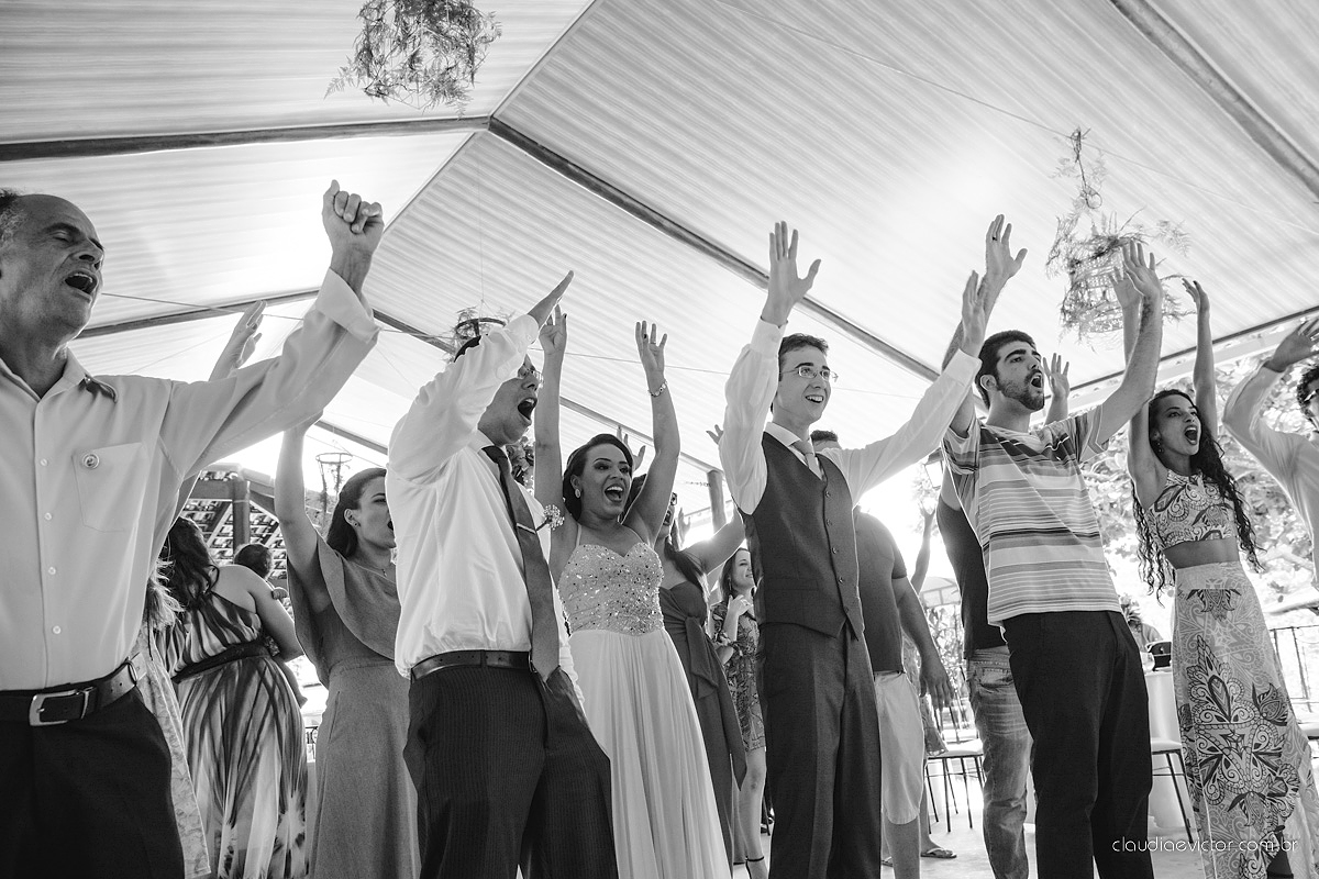 Lindo casamento ao ar livre de dia realizado por fotógrafos de casamento de Vila Velha fotógrafos de casamento de Vitória fotógrafos de casamento de Serra Espirito Santo ES com noivo e noiva