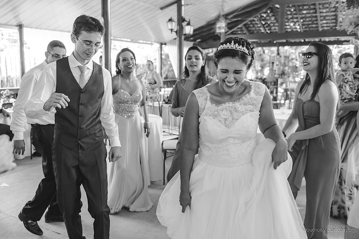 Lindo casamento ao ar livre de dia realizado por fotógrafos de casamento de Vila Velha fotógrafos de casamento de Vitória fotógrafos de casamento de Serra Espirito Santo ES com noivo e noiva