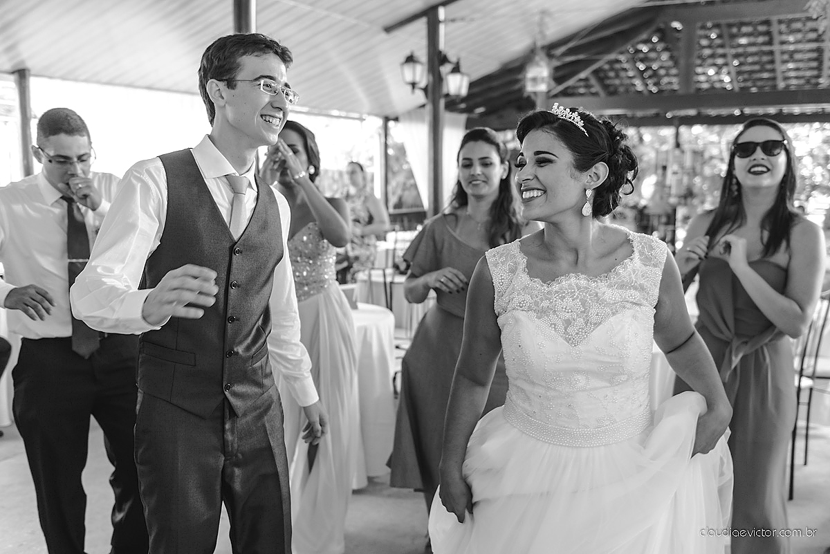 Lindo casamento ao ar livre de dia realizado por fotógrafos de casamento de Vila Velha fotógrafos de casamento de Vitória fotógrafos de casamento de Serra Espirito Santo ES com noivo e noiva