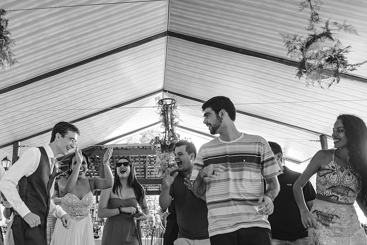 Lindo casamento ao ar livre de dia realizado por fotógrafos de casamento de Vila Velha fotógrafos de casamento de Vitória fotógrafos de casamento de Serra Espirito Santo ES com noivo e noiva