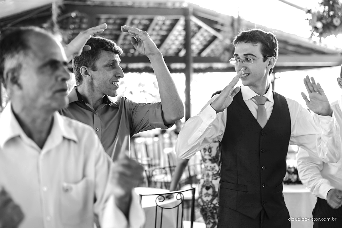 Lindo casamento ao ar livre de dia realizado por fotógrafos de casamento de Vila Velha fotógrafos de casamento de Vitória fotógrafos de casamento de Serra Espirito Santo ES com noivo e noiva