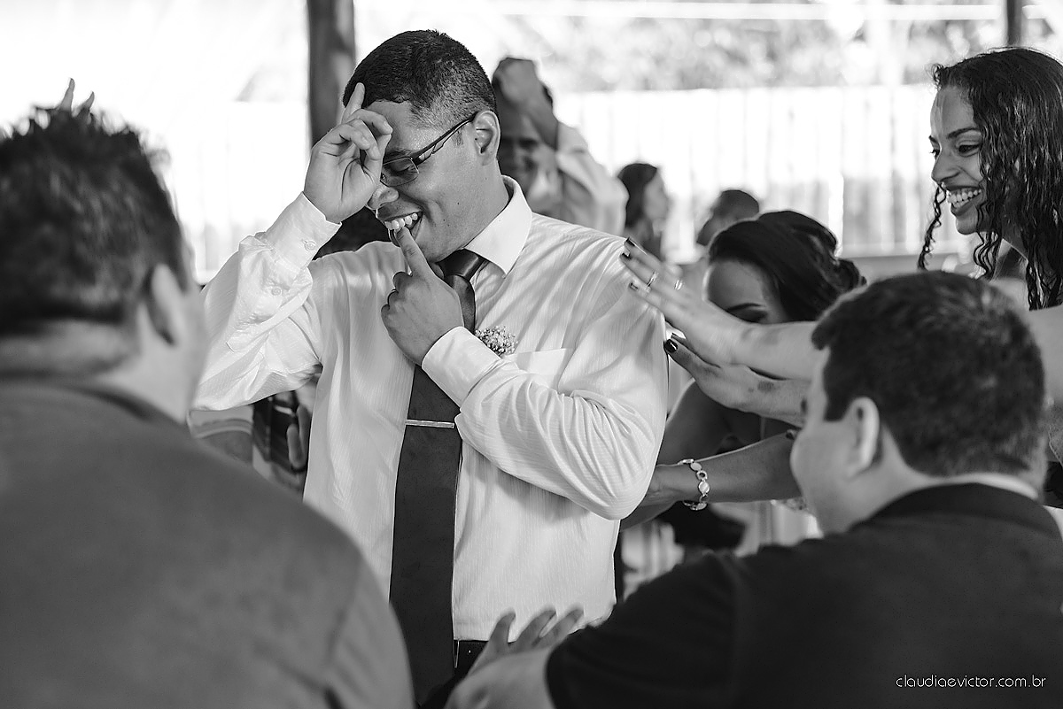 Lindo casamento ao ar livre de dia realizado por fotógrafos de casamento de Vila Velha fotógrafos de casamento de Vitória fotógrafos de casamento de Serra Espirito Santo ES com noivo e noiva