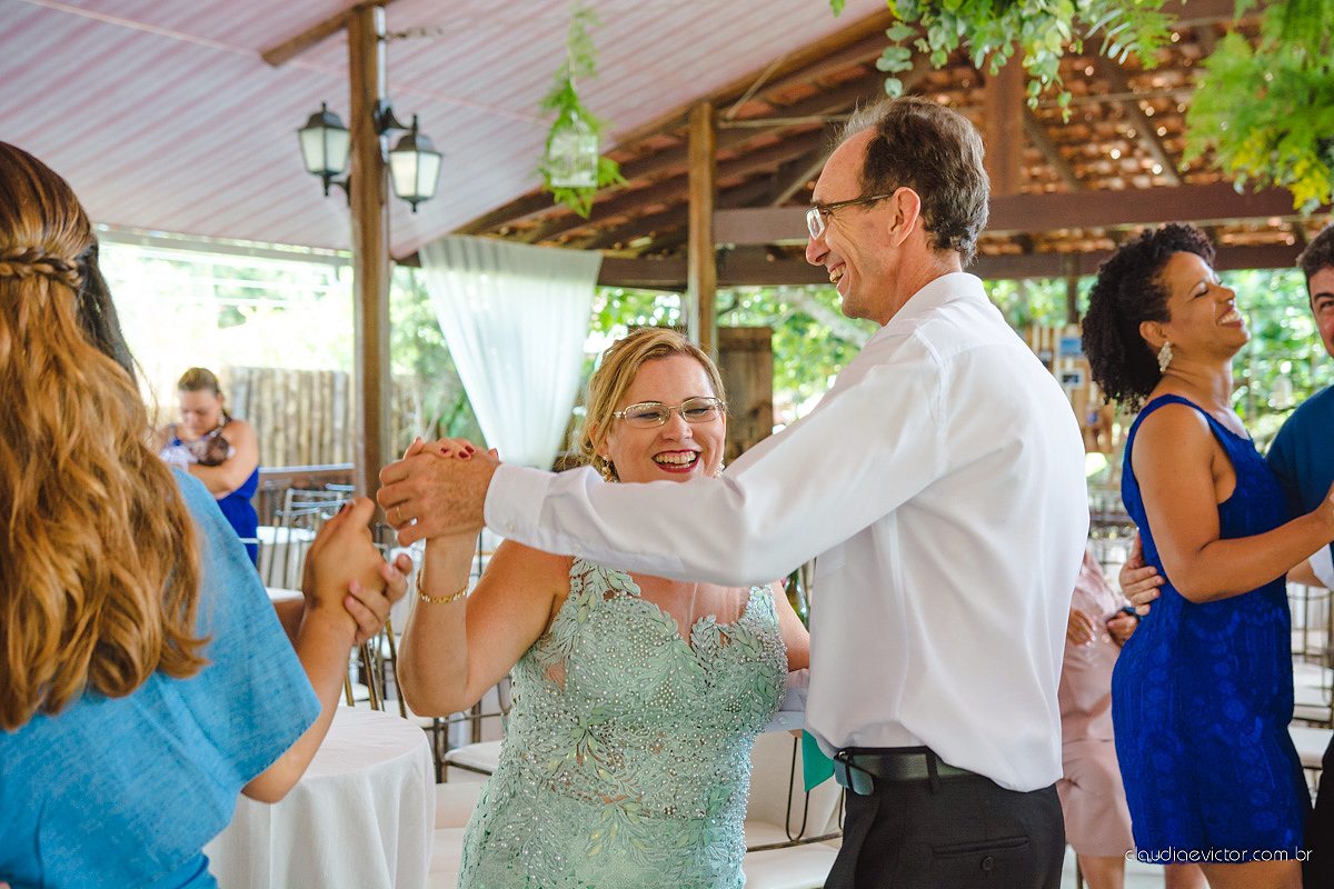 Lindo casamento ao ar livre de dia realizado por fotógrafos de casamento de Vila Velha fotógrafos de casamento de Vitória fotógrafos de casamento de Serra Espirito Santo ES com noivo e noiva