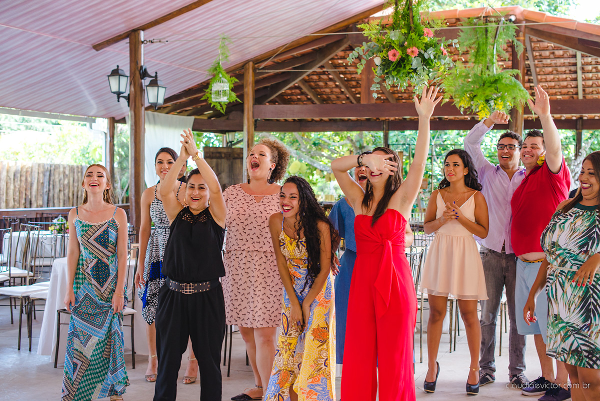 Lindo casamento ao ar livre de dia realizado por fotógrafos de casamento de Vila Velha fotógrafos de casamento de Vitória fotógrafos de casamento de Serra Espirito Santo ES com noivo e noiva