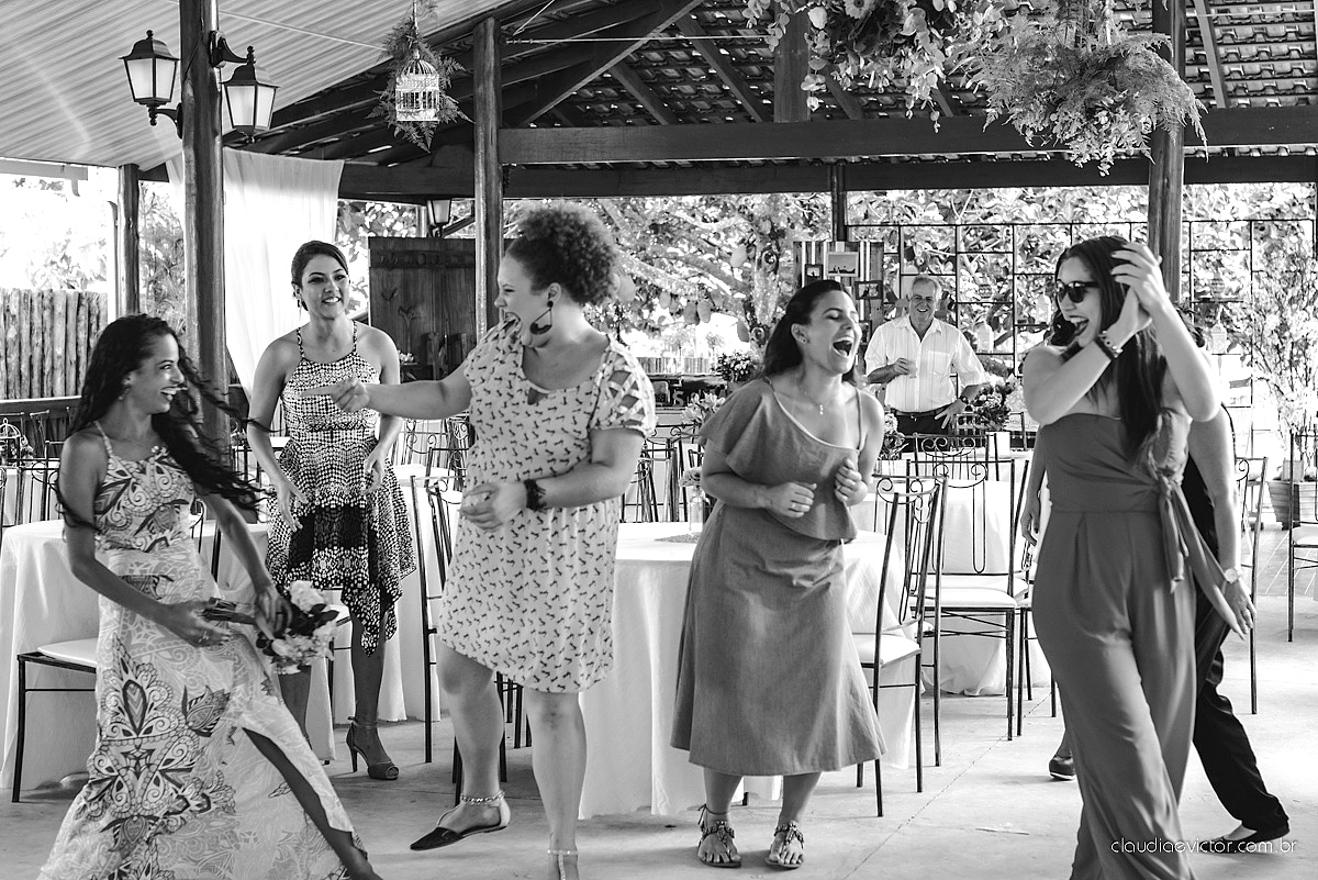 Lindo casamento ao ar livre de dia realizado por fotógrafos de casamento de Vila Velha fotógrafos de casamento de Vitória fotógrafos de casamento de Serra Espirito Santo ES com noivo e noiva