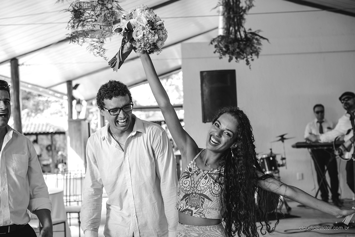 Lindo casamento ao ar livre de dia realizado por fotógrafos de casamento de Vila Velha fotógrafos de casamento de Vitória fotógrafos de casamento de Serra Espirito Santo ES com noivo e noiva