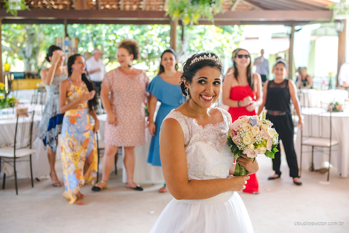 Lindo casamento ao ar livre de dia realizado por fotógrafos de casamento de Vila Velha fotógrafos de casamento de Vitória fotógrafos de casamento de Serra Espirito Santo ES com noivo e noiva