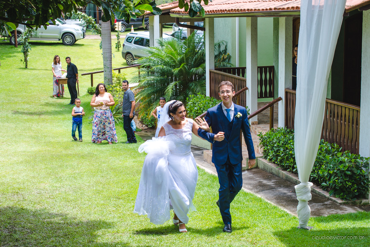Lindo casamento ao ar livre de dia realizado por fotógrafos de casamento de Vila Velha fotógrafos de casamento de Vitória fotógrafos de casamento de Serra Espirito Santo ES com noivo e noiva