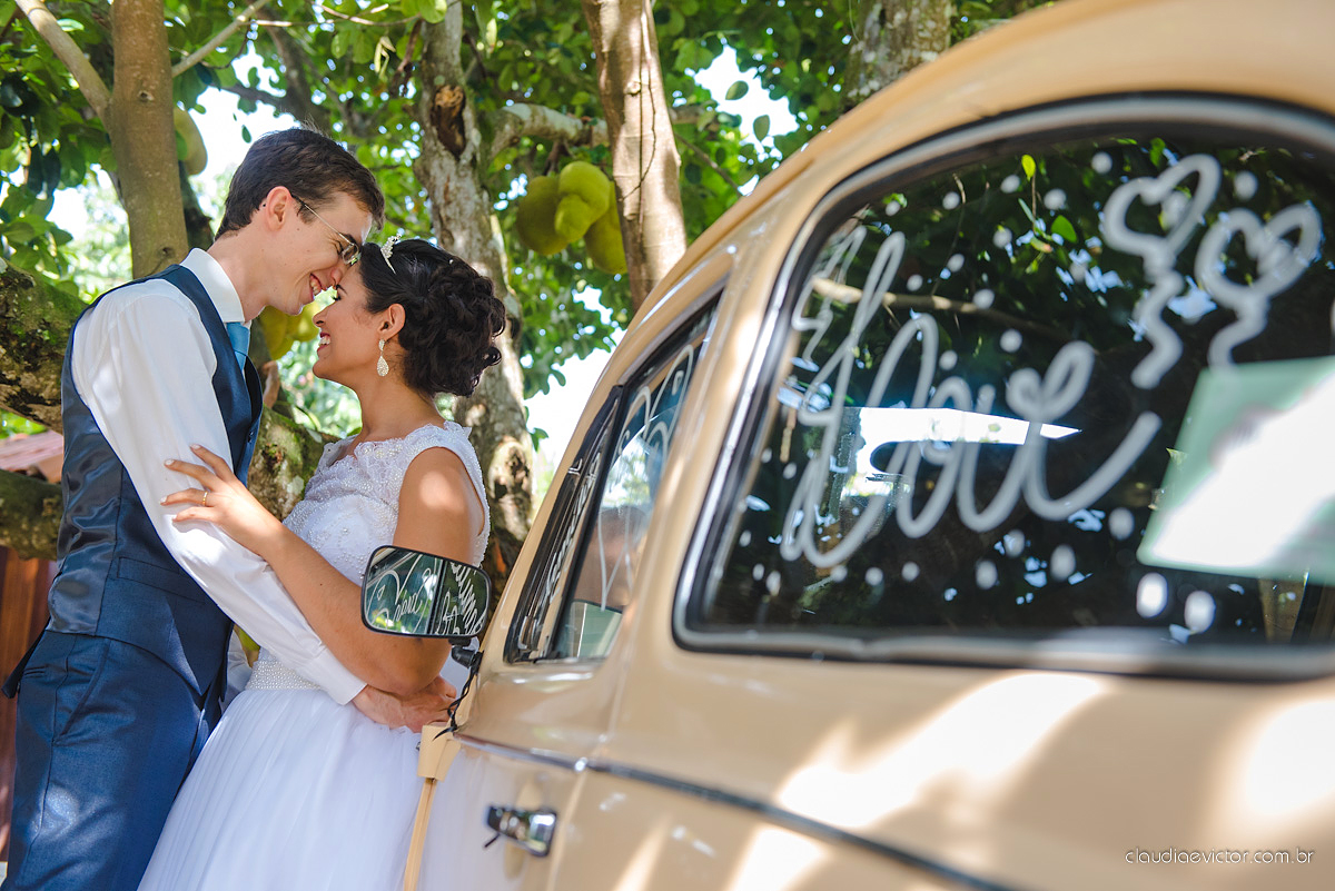 Lindo casamento ao ar livre de dia realizado por fotógrafos de casamento de Vila Velha fotógrafos de casamento de Vitória fotógrafos de casamento de Serra Espirito Santo ES com noivo e noiva