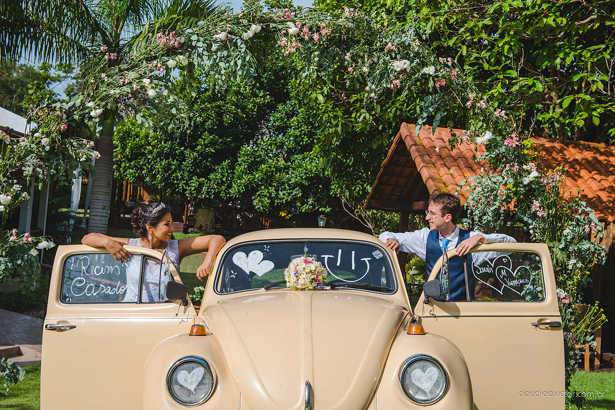 Lindo casamento ao ar livre de dia realizado por fotógrafos de casamento de Vila Velha fotógrafos de casamento de Vitória fotógrafos de casamento de Serra Espirito Santo ES com noivo e noiva