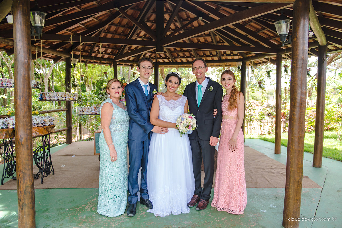 Lindo casamento ao ar livre de dia realizado por fotógrafos de casamento de Vila Velha fotógrafos de casamento de Vitória fotógrafos de casamento de Serra Espirito Santo ES com noivo e noiva