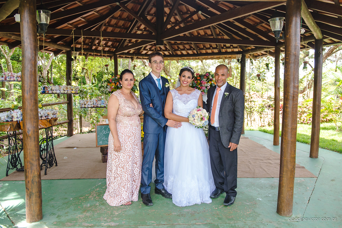 Lindo casamento ao ar livre de dia realizado por fotógrafos de casamento de Vila Velha fotógrafos de casamento de Vitória fotógrafos de casamento de Serra Espirito Santo ES com noivo e noiva