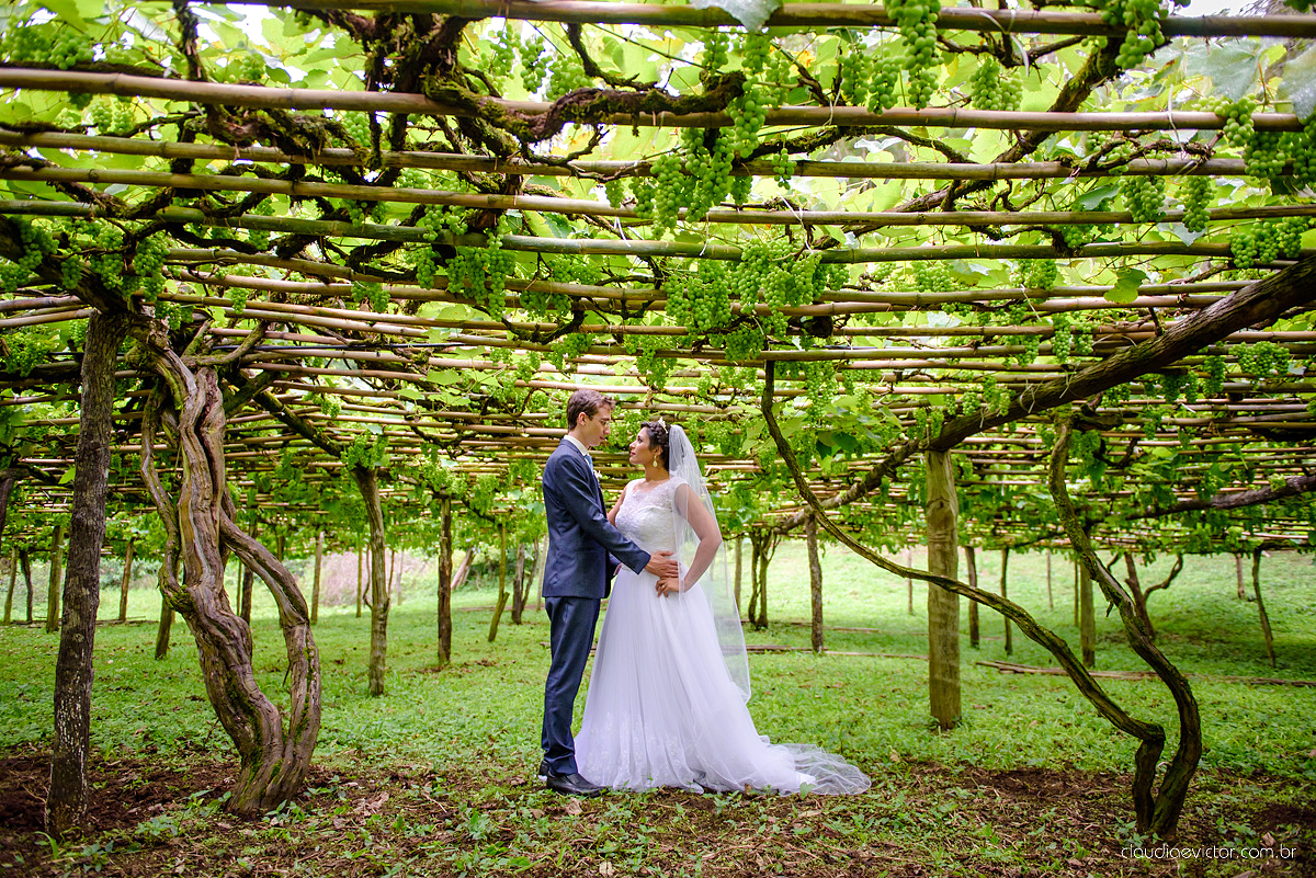 Lindo casamento ao ar livre de dia realizado por fotógrafos de casamento de Vila Velha fotógrafos de casamento de Vitória fotógrafos de casamento de Serra Espirito Santo ES com noivo e noiva