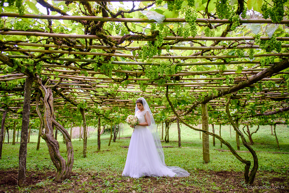 Lindo casamento ao ar livre de dia realizado por fotógrafos de casamento de Vila Velha fotógrafos de casamento de Vitória fotógrafos de casamento de Serra Espirito Santo ES com noivo e noiva