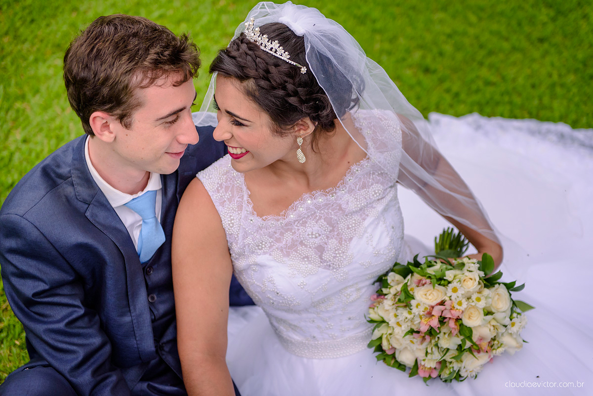 Lindo casamento ao ar livre de dia realizado por fotógrafos de casamento de Vila Velha fotógrafos de casamento de Vitória fotógrafos de casamento de Serra Espirito Santo ES com noivo e noiva