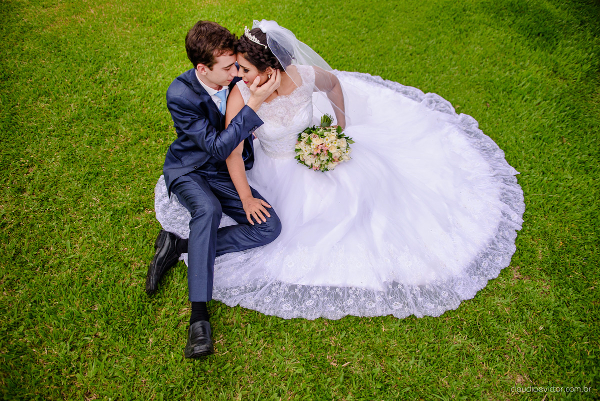 Lindo casamento ao ar livre de dia realizado por fotógrafos de casamento de Vila Velha fotógrafos de casamento de Vitória fotógrafos de casamento de Serra Espirito Santo ES com noivo e noiva
