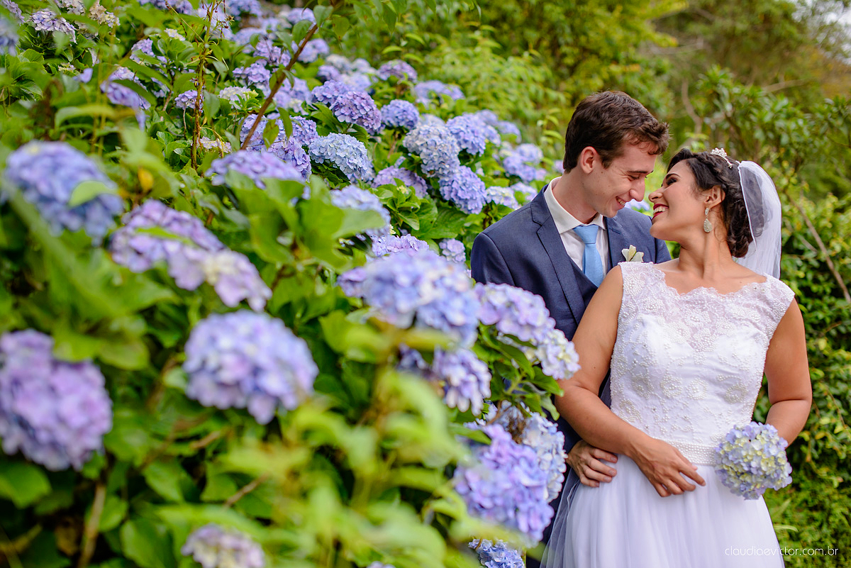 Lindo casamento ao ar livre de dia realizado por fotógrafos de casamento de Vila Velha fotógrafos de casamento de Vitória fotógrafos de casamento de Serra Espirito Santo ES com noivo e noiva