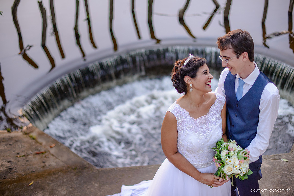Lindo casamento ao ar livre de dia realizado por fotógrafos de casamento de Vila Velha fotógrafos de casamento de Vitória fotógrafos de casamento de Serra Espirito Santo ES com noivo e noiva