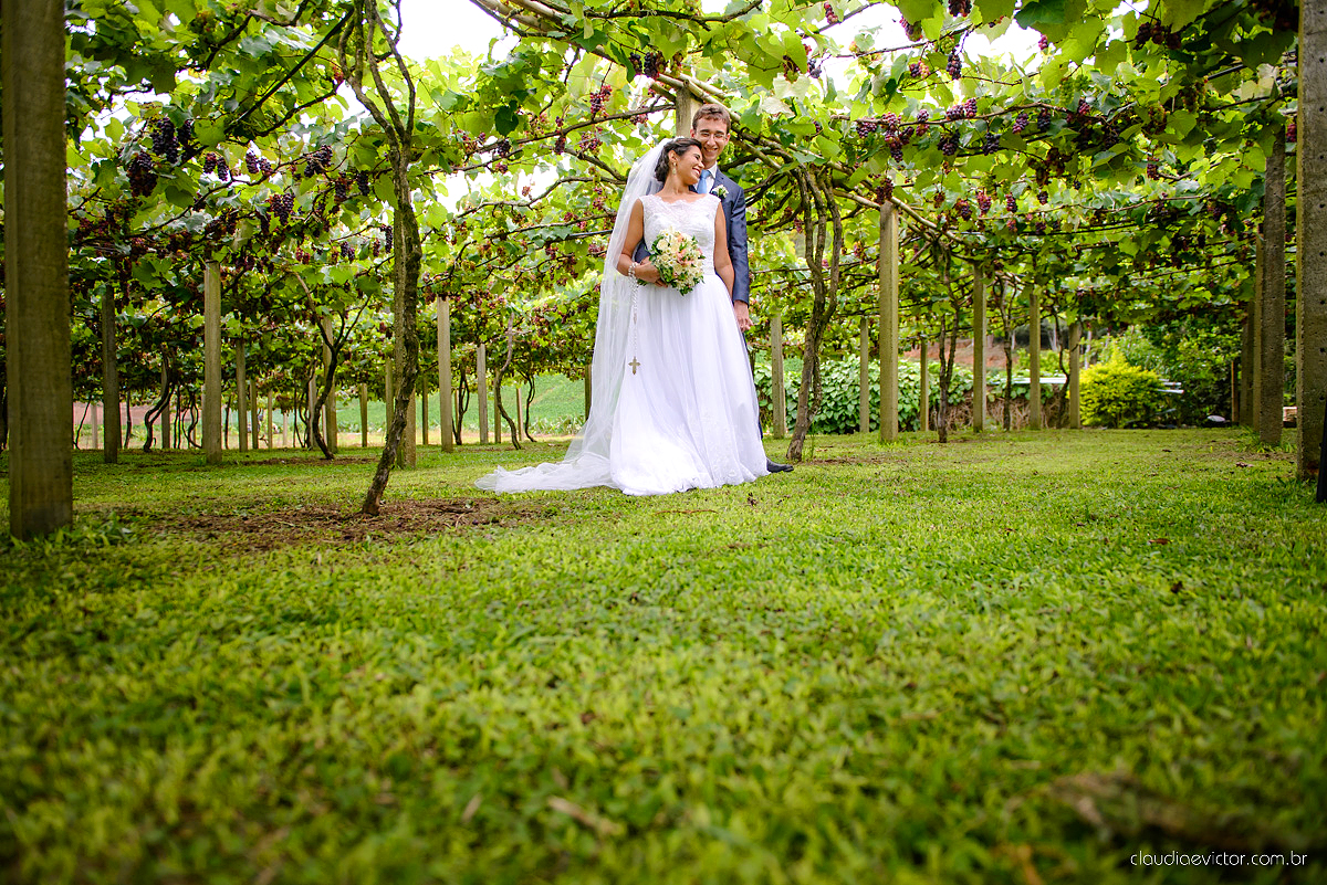 Lindo casamento ao ar livre de dia realizado por fotógrafos de casamento de Vila Velha fotógrafos de casamento de Vitória fotógrafos de casamento de Serra Espirito Santo ES com noivo e noiva