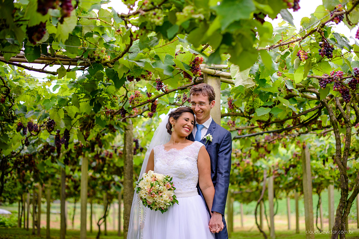 Lindo casamento ao ar livre de dia realizado por fotógrafos de casamento de Vila Velha fotógrafos de casamento de Vitória fotógrafos de casamento de Serra Espirito Santo ES com noivo e noiva
