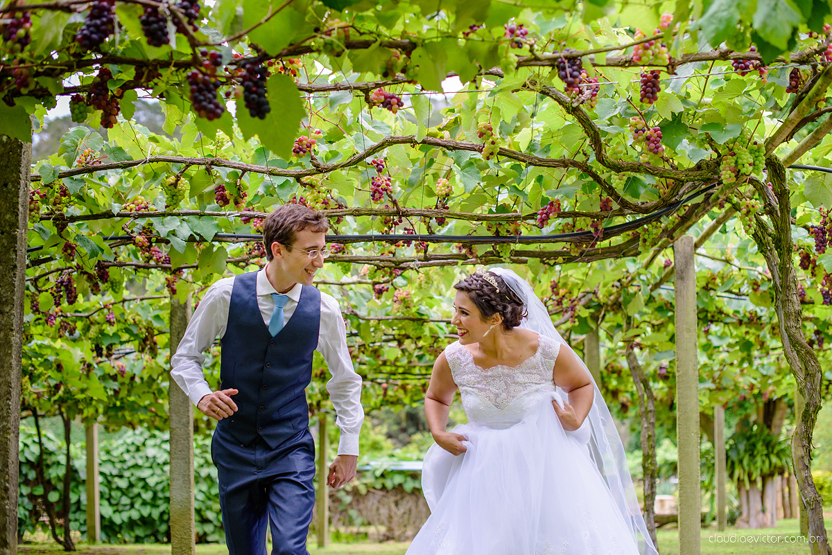 Lindo casamento ao ar livre de dia realizado por fotógrafos de casamento de Vila Velha fotógrafos de casamento de Vitória fotógrafos de casamento de Serra Espirito Santo ES com noivo e noiva