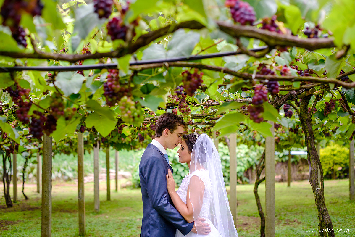Lindo casamento ao ar livre de dia realizado por fotógrafos de casamento de Vila Velha fotógrafos de casamento de Vitória fotógrafos de casamento de Serra Espirito Santo ES com noivo e noiva