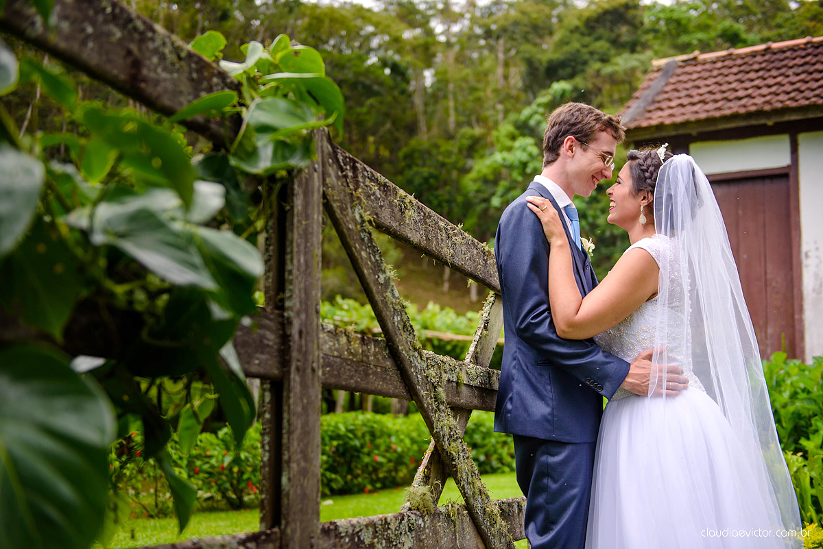 Lindo casamento ao ar livre de dia realizado por fotógrafos de casamento de Vila Velha fotógrafos de casamento de Vitória fotógrafos de casamento de Serra Espirito Santo ES com noivo e noiva