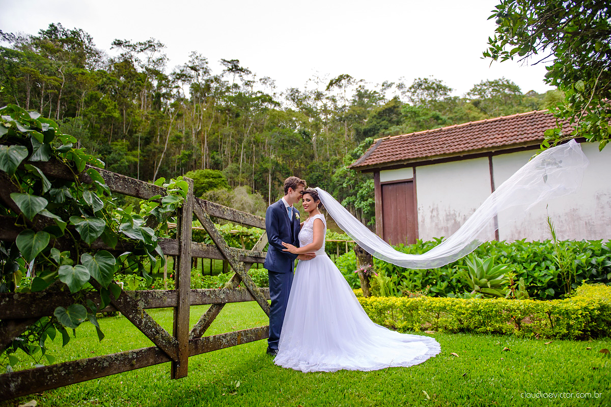 Lindo casamento ao ar livre de dia realizado por fotógrafos de casamento de Vila Velha fotógrafos de casamento de Vitória fotógrafos de casamento de Serra Espirito Santo ES com noivo e noiva