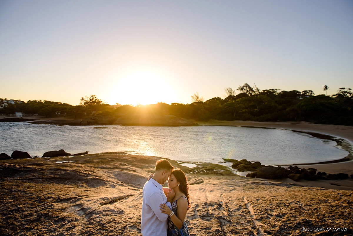 Lindo ensaio fotográfico de casal e ensaio namoro realizado em Guarapari Três Praias por fotógrafos de casamento de Vila Velha fotógrafos de casamento de Vitória fotógrafos de casamento de Serra Espirito Santo ES