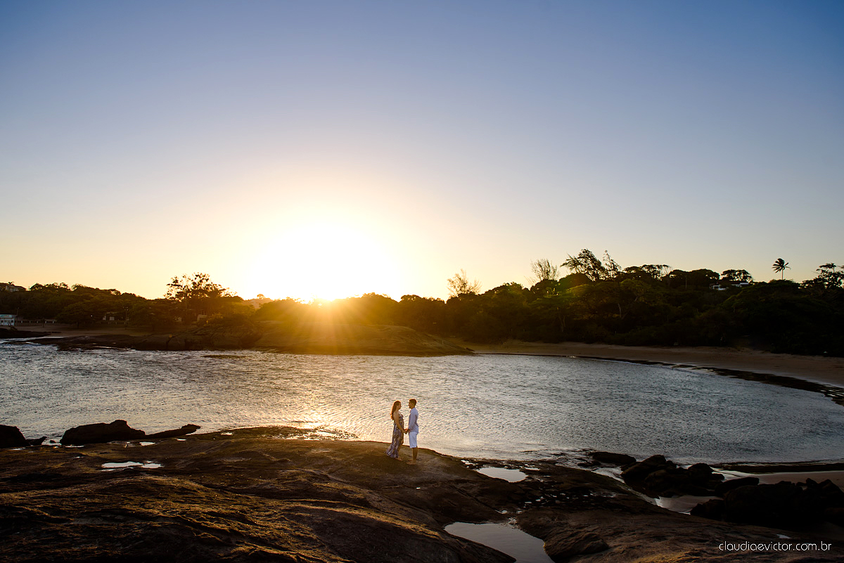 Lindo ensaio fotográfico de casal e ensaio namoro realizado em Guarapari Três Praias por fotógrafos de casamento de Vila Velha fotógrafos de casamento de Vitória fotógrafos de casamento de Serra Espirito Santo ES